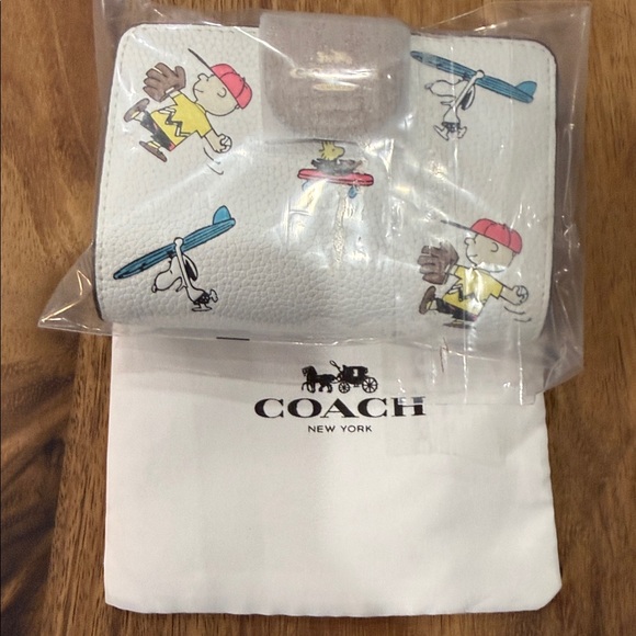 Coach White Wallet with Peanuts Gang Graphics NWT and NIB - Picture 7 of 9